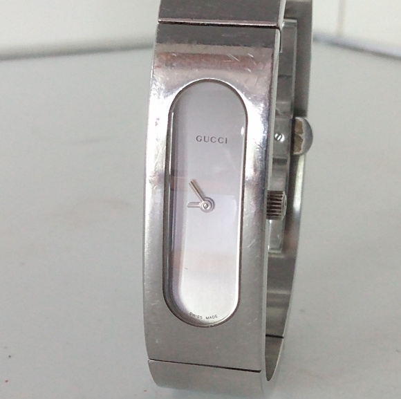 Authentic Gucci Bracelet Silver Tone Women's Watch - Picture 3 of 10